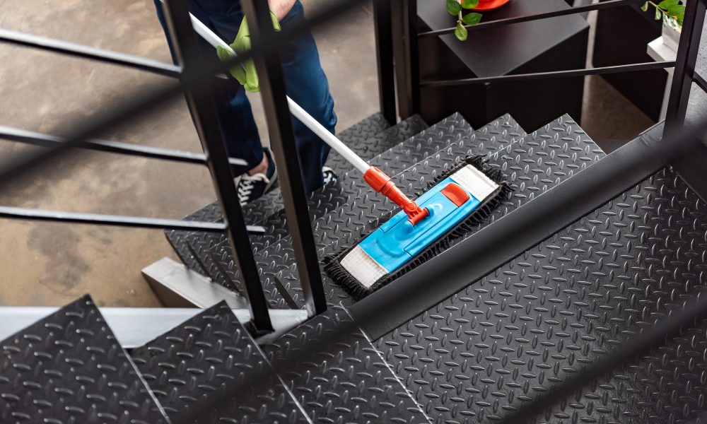 Curățare scări cu mop albastru