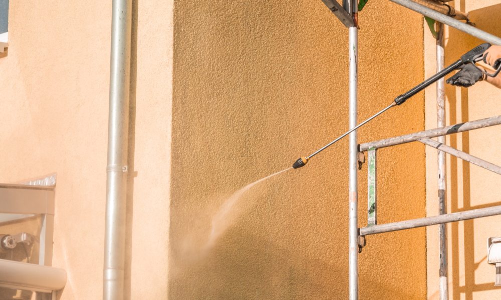 Curățare fațadă clădire cu spălător cu presiune.