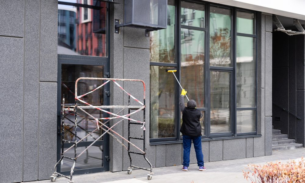 Curățare geamuri exterioare cu echipament telescopic